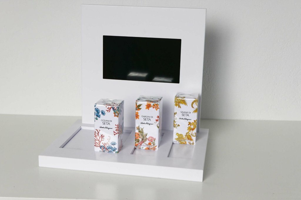 Thekendisplay mit Video