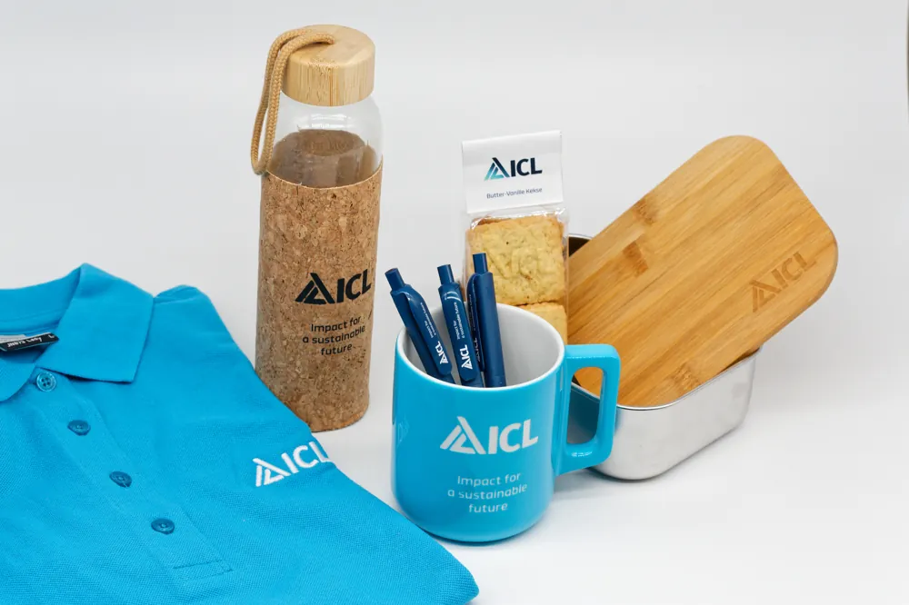 Werbeartikel mit Logo – Trinkflasche, Tasse und Kugelschreiber (Give-away-Set)